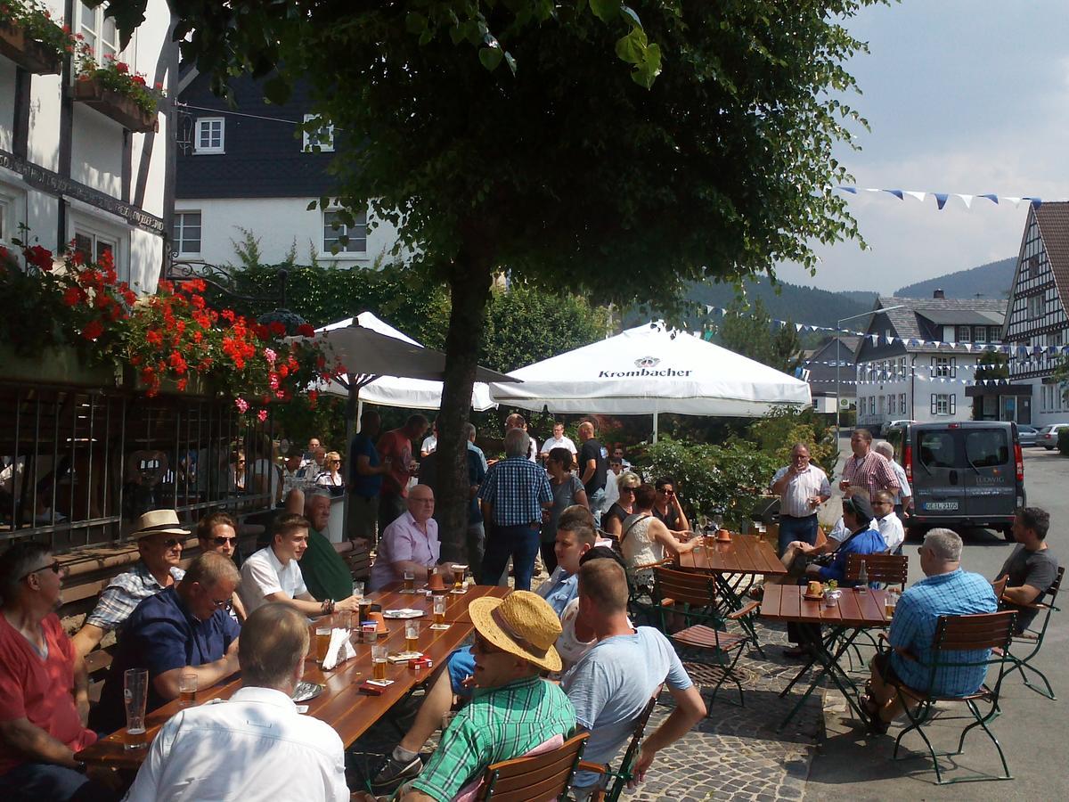 Hotel Gasthof Zu Den Linden Oberhundem Buitenkant foto